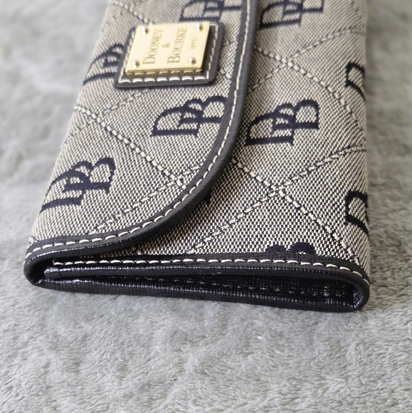 *Dooney & Bourke Womens Maxi Quilt Continental Clutch Bilford Wallet Gray Black - Picture 3 of 15